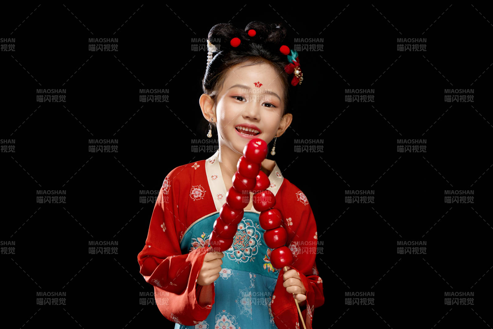 黑色背景下汉服装扮的中国女童图片