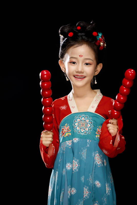 黑色背景下汉服装扮的中国女童图片