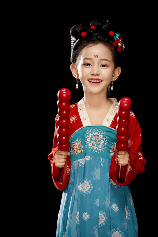 黑色背景下汉服装扮的中国女童图片