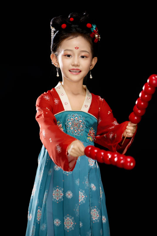 黑色背景下汉服装扮的中国女童图片