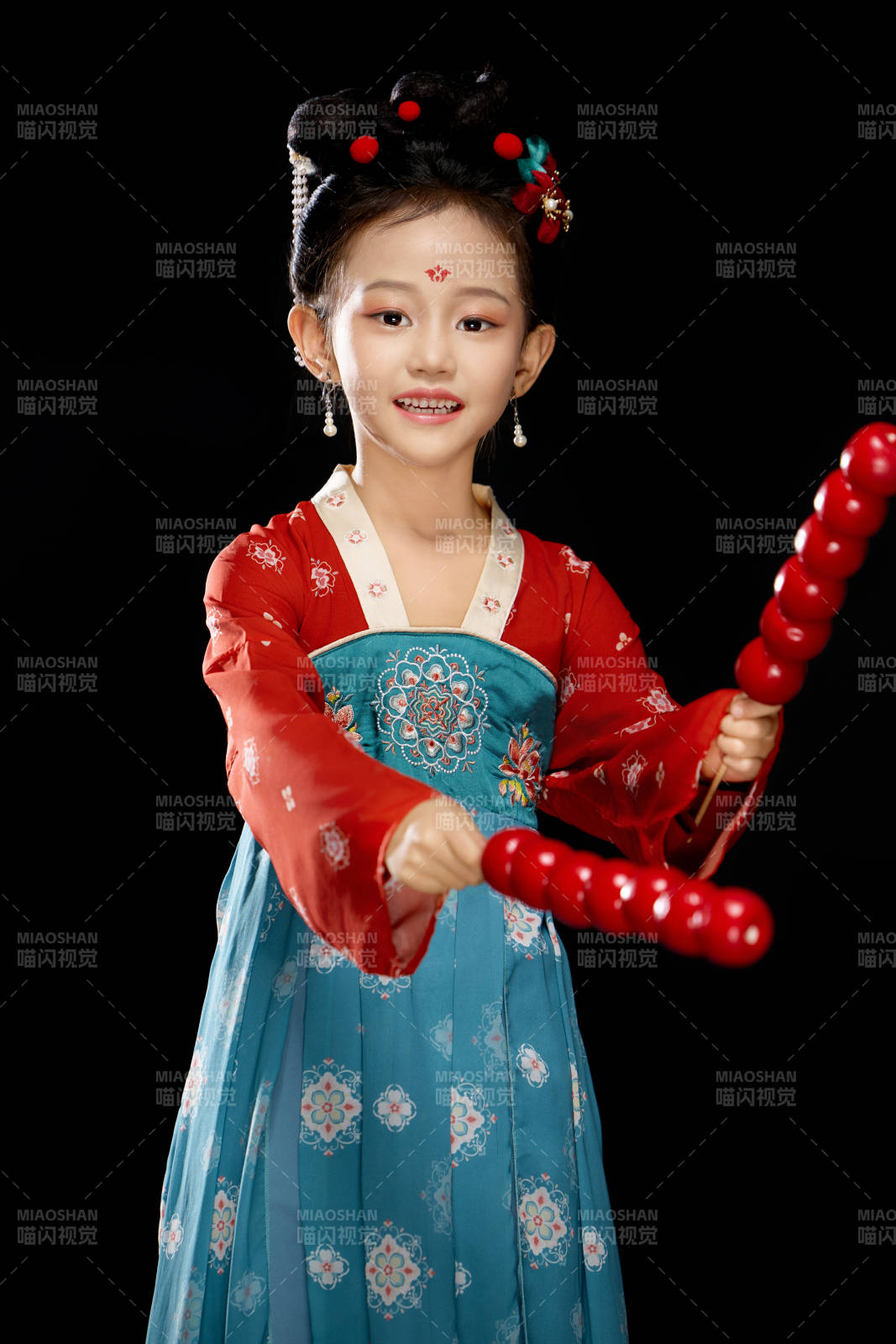 黑色背景下汉服装扮的中国女童图片