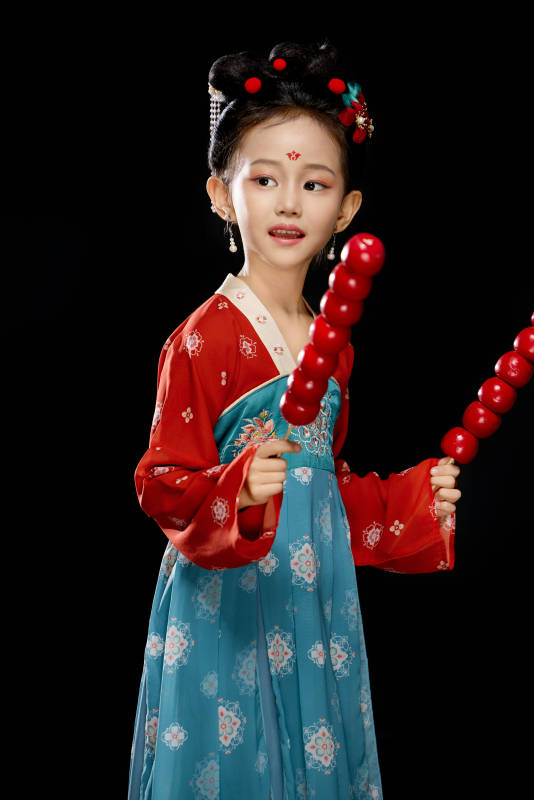 黑色背景下汉服装扮的中国女童图片