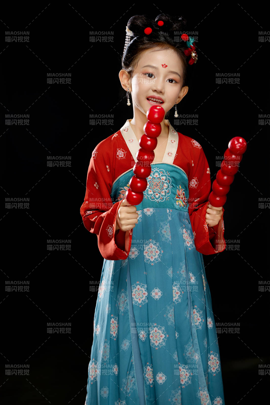 黑色背景下汉服装扮的中国女童图片