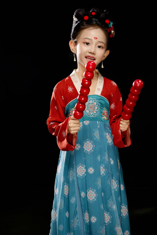 黑色背景下汉服装扮的中国女童图片