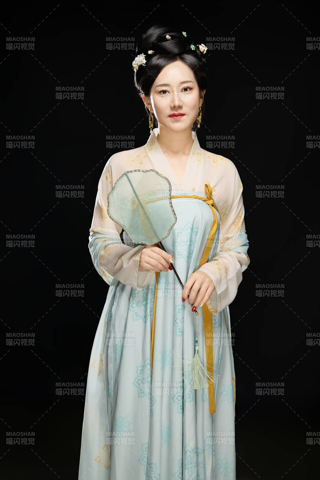 手持蝶扇展示唐代服饰妆容的成熟东方女性图片