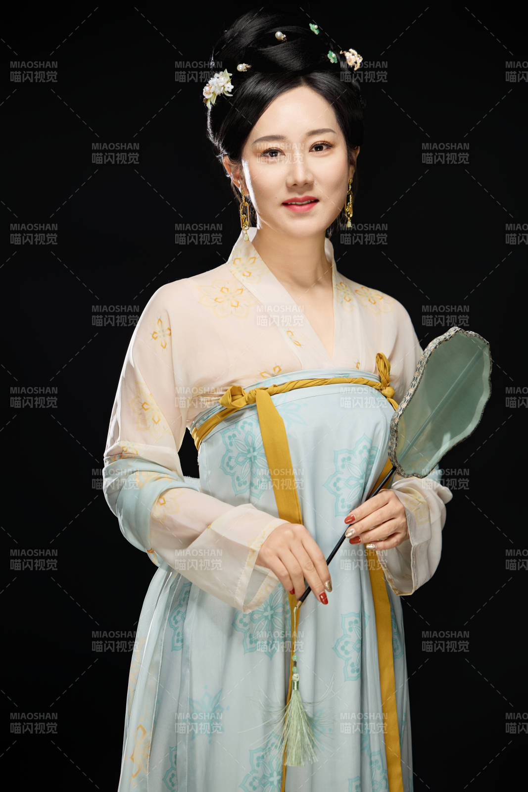 手持蝶扇展示唐代服饰妆容的成熟东方女性图片