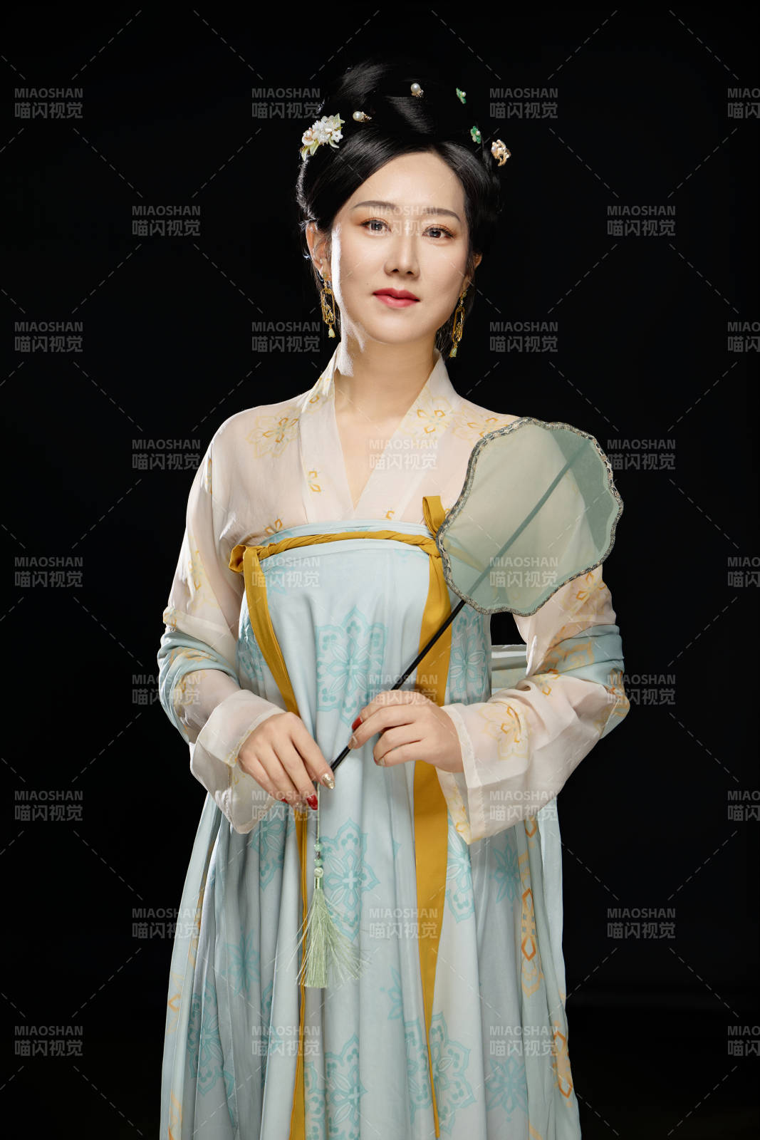 手持蝶扇展示唐代服饰妆容的成熟东方女性图片