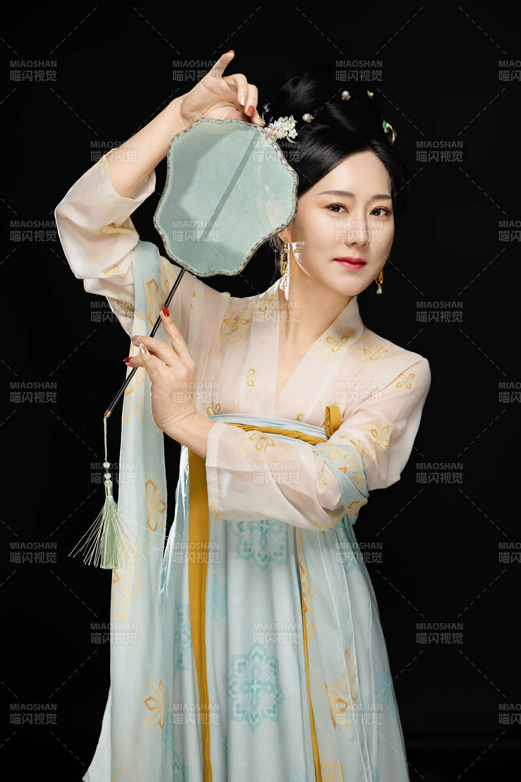 手持蝶扇展示唐代服饰妆容的成熟东方女性图片