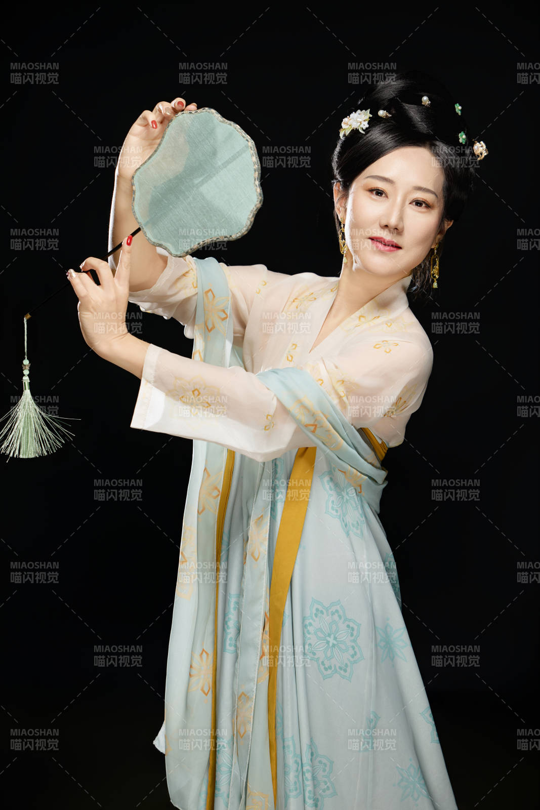 手持蝶扇展示唐代服饰妆容的成熟东方女性图片