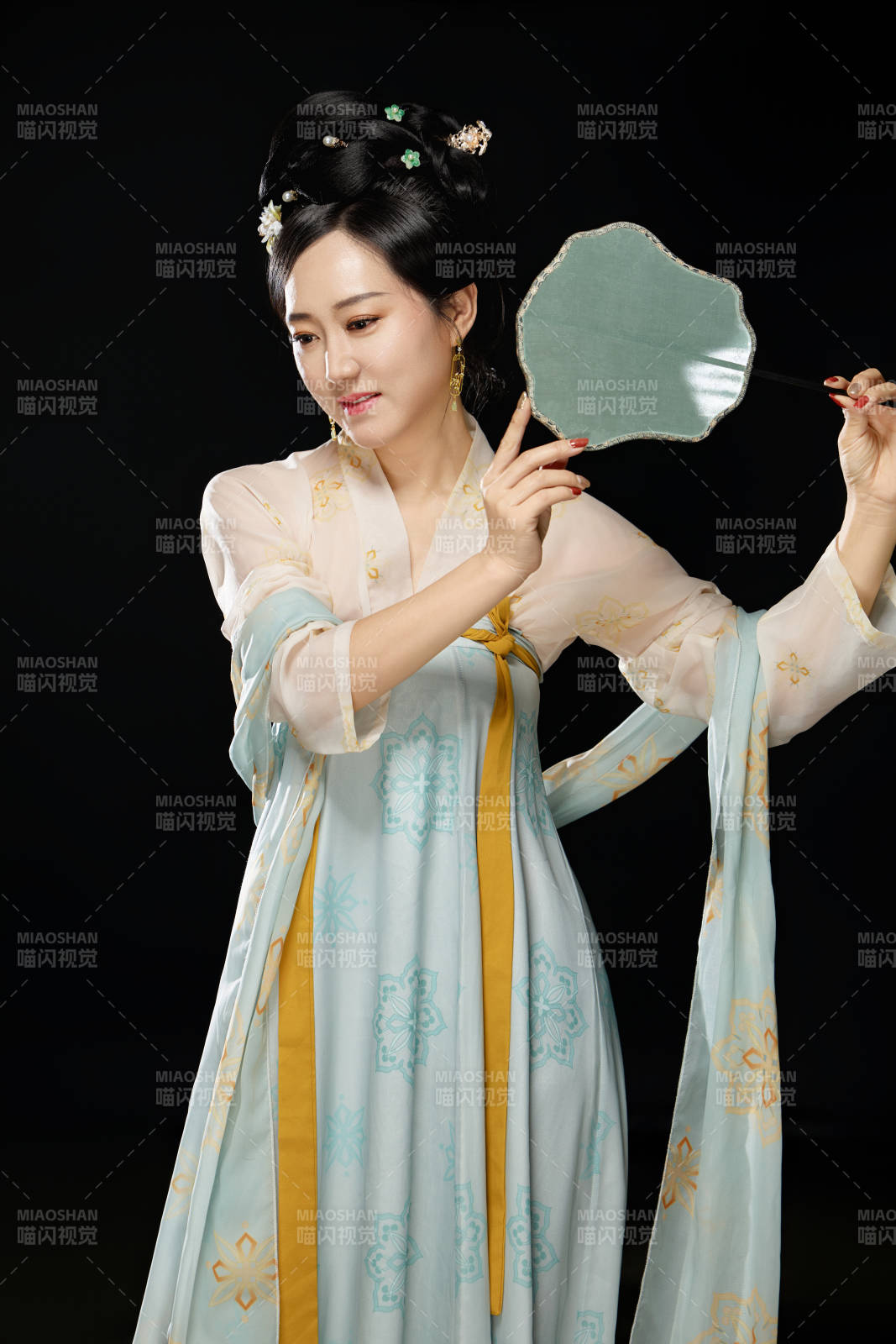 手持蝶扇展示唐代服饰妆容的成熟东方女性图片