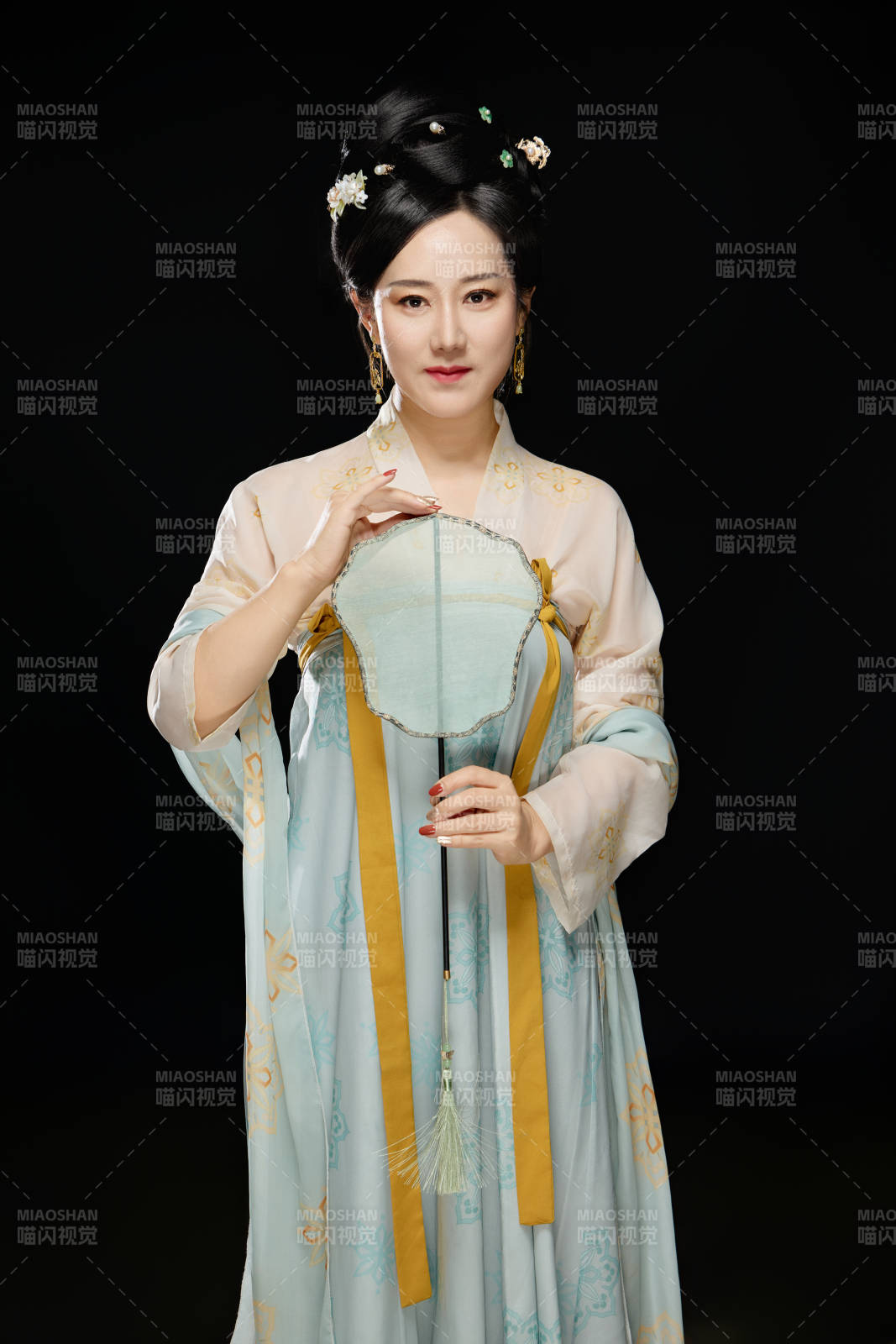 手持蝶扇展示唐代服饰妆容的成熟东方女性图片