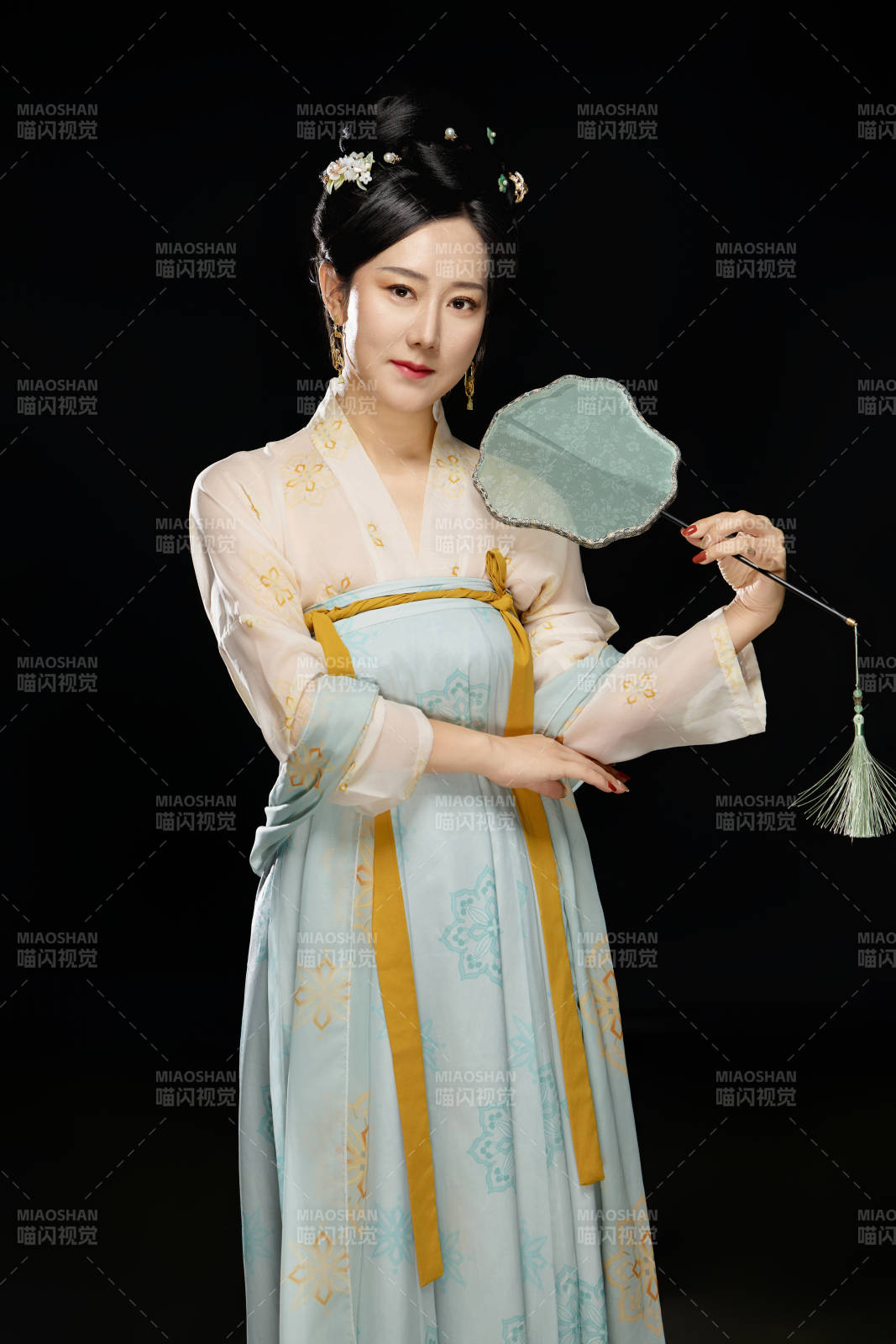 手持蝶扇展示唐代服饰妆容的成熟东方女性图片