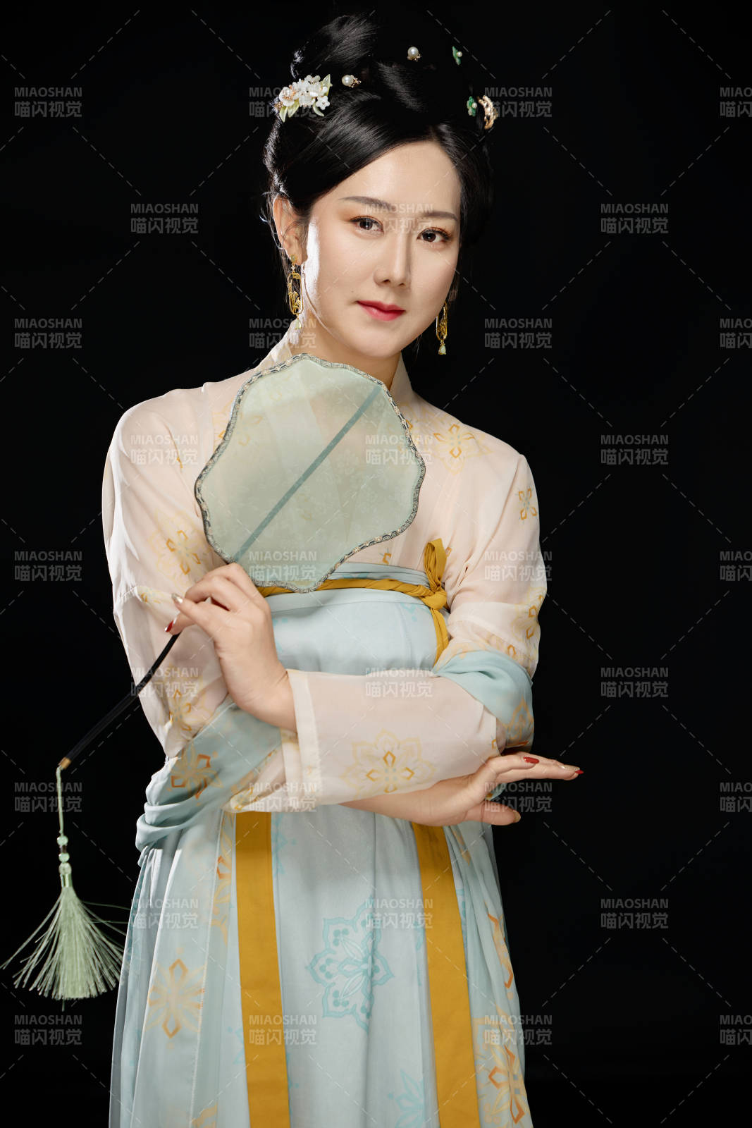 手持蝶扇展示唐代服饰妆容的成熟东方女性图片