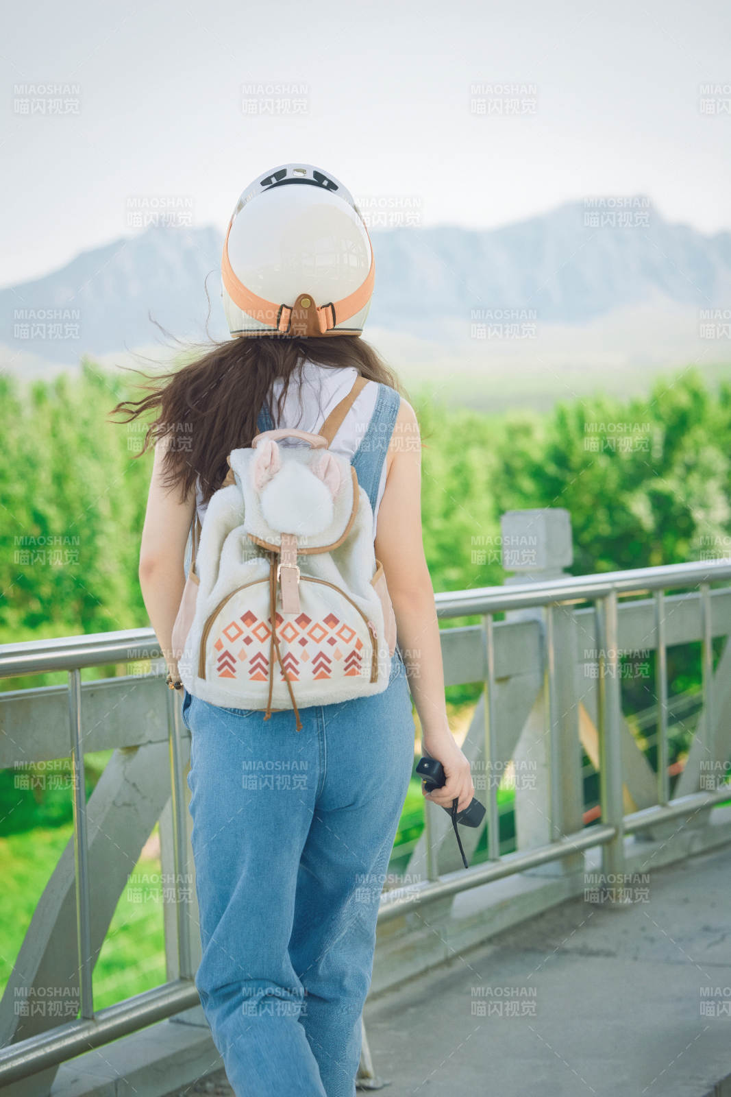 穿着骑行服饰佩戴头盔游玩的东方美女图片