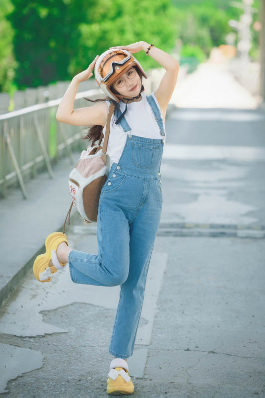 穿着骑行服饰佩戴头盔游玩的东方美女图片