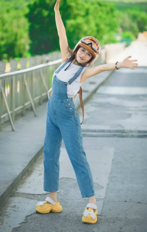 穿着骑行服饰佩戴头盔游玩的东方美女图片