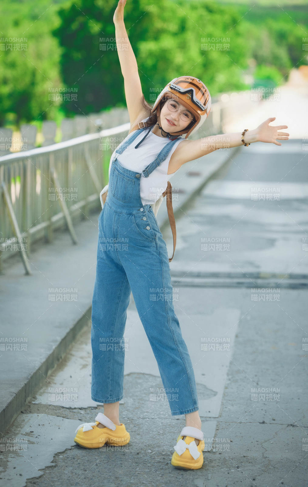 穿着骑行服饰佩戴头盔游玩的东方美女图片