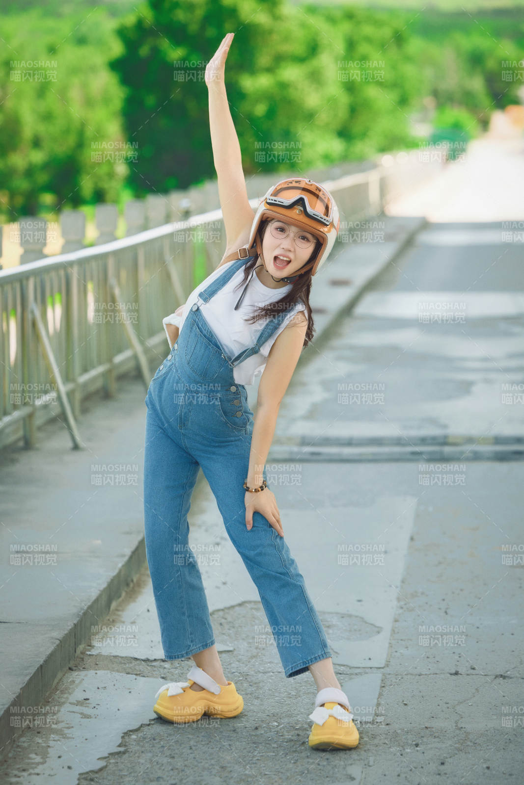 穿着骑行服饰佩戴头盔游玩的东方美女图片