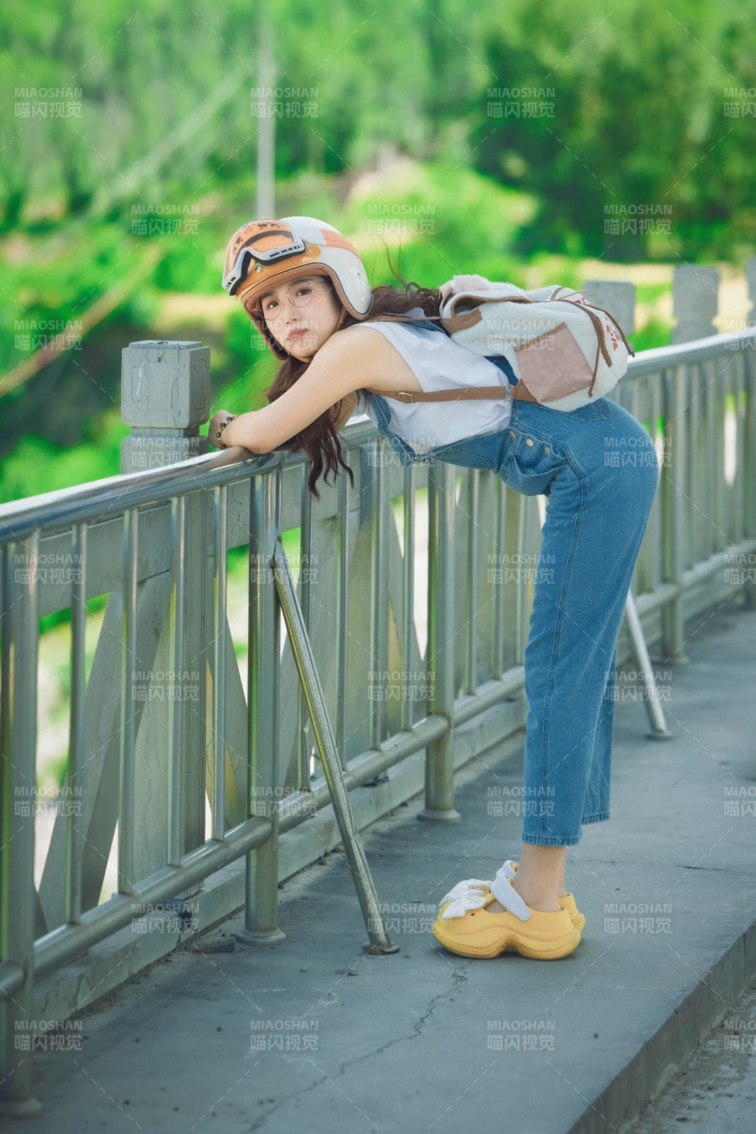 穿着骑行服饰佩戴头盔游玩的东方美女图片