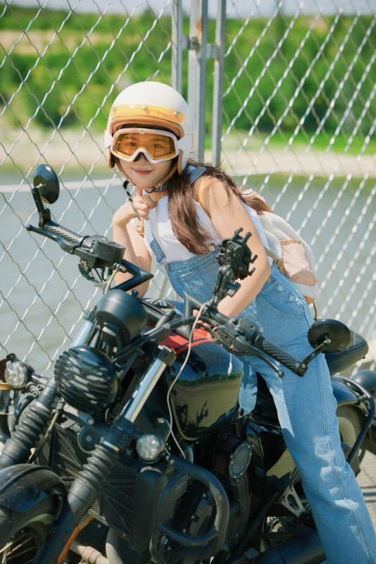 户外骑在复古摩托车上的亚洲美女图片