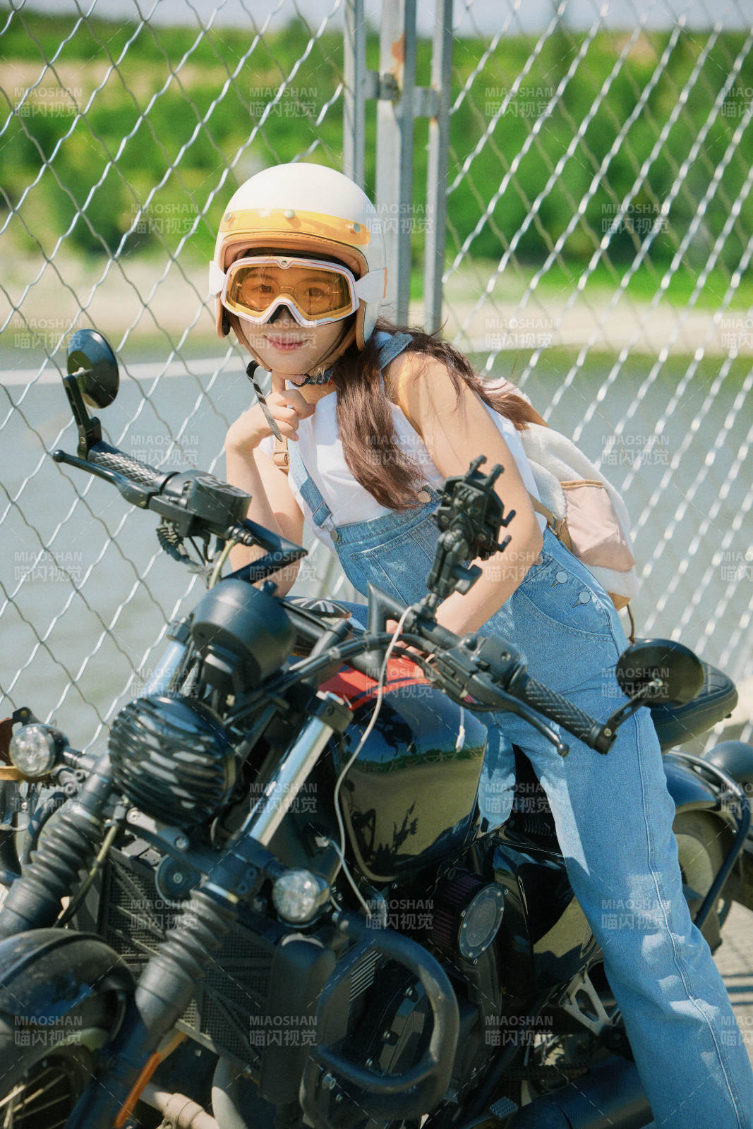 户外骑在复古摩托车上的亚洲美女图片
