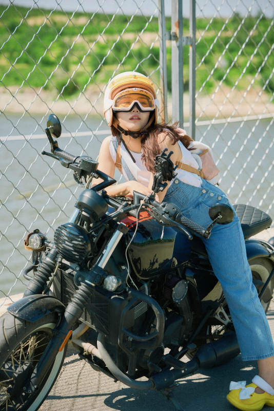 户外骑在复古摩托车上的亚洲美女图片