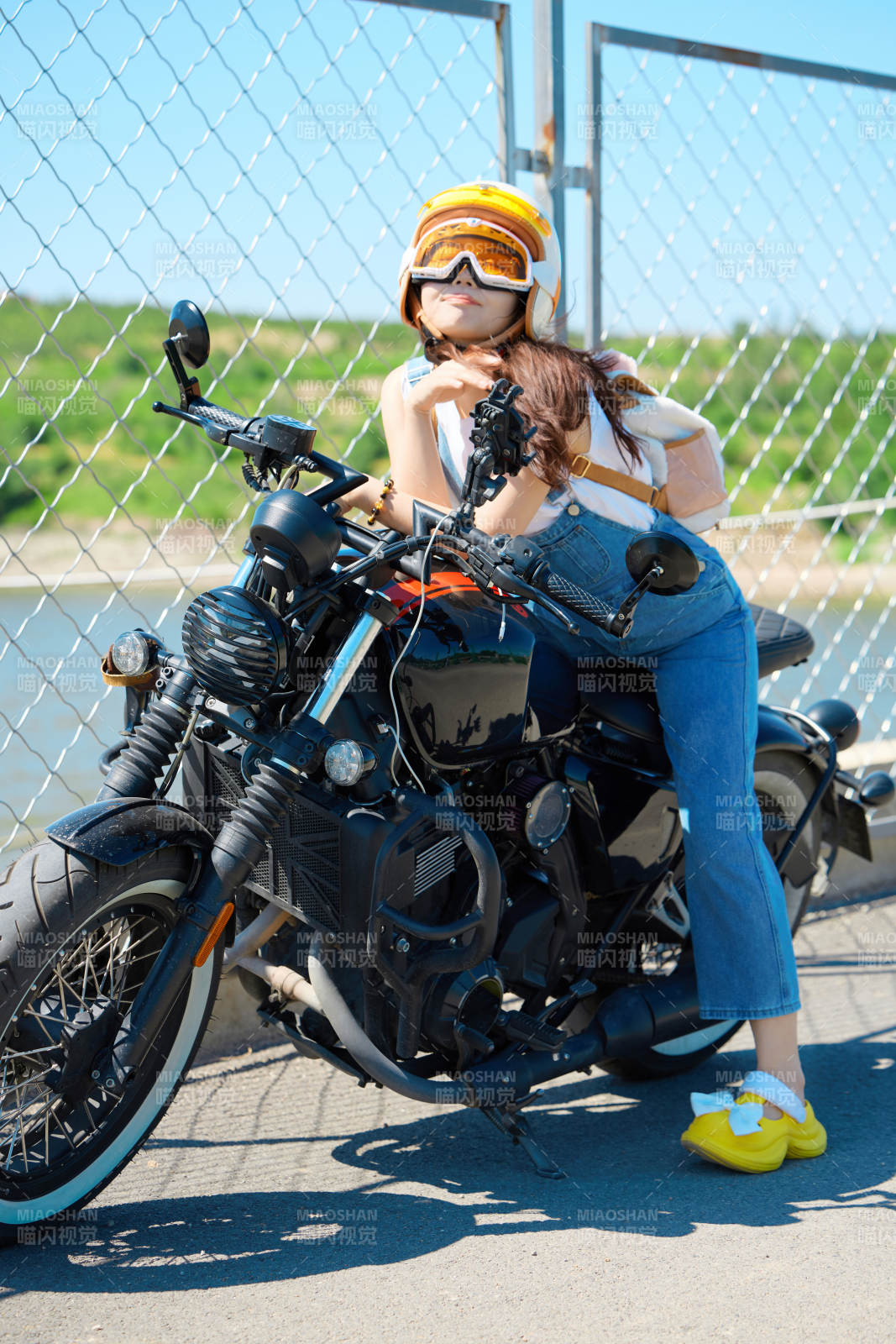 户外骑在复古摩托车上的亚洲美女图片