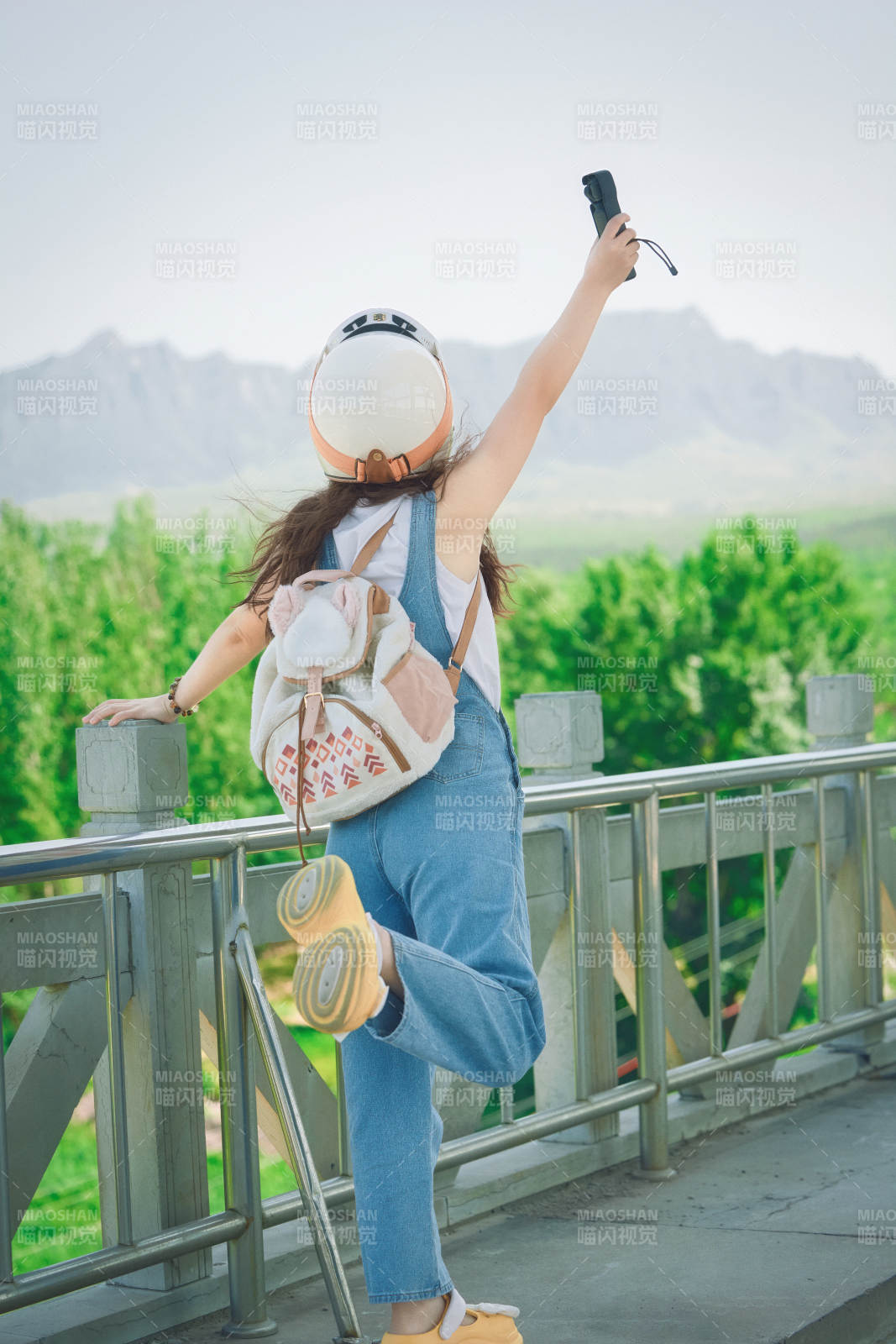 穿着骑行服饰佩戴头盔游玩的东方美女图片