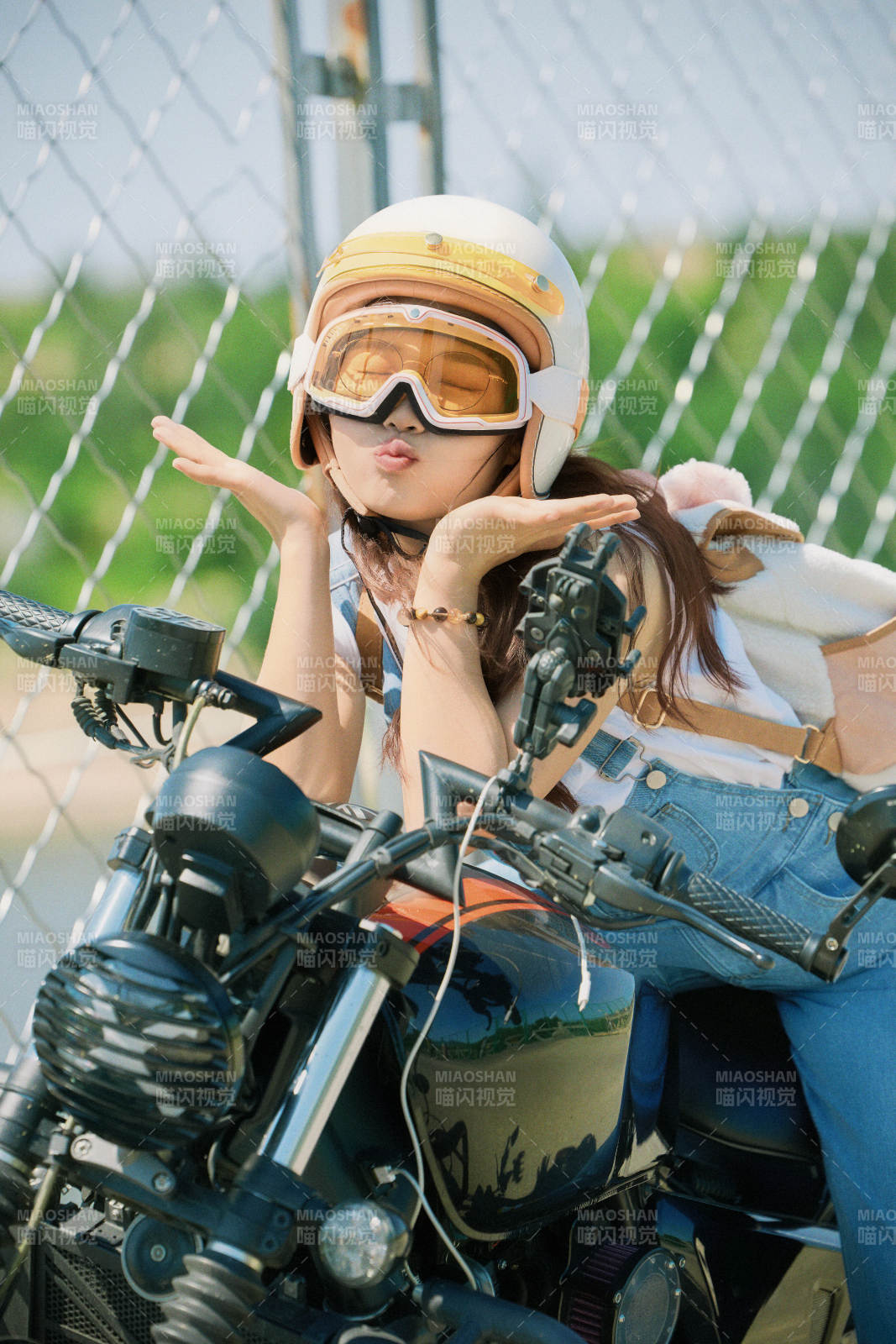 户外骑在复古摩托车上的亚洲美女图片