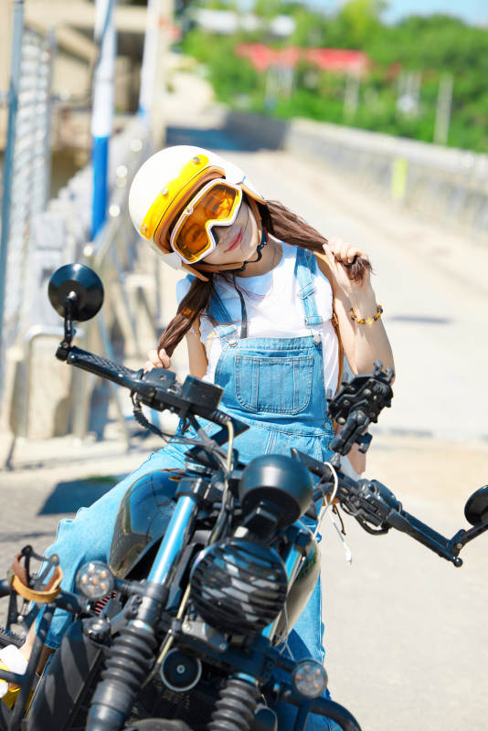户外骑在复古摩托车上的亚洲美女图片