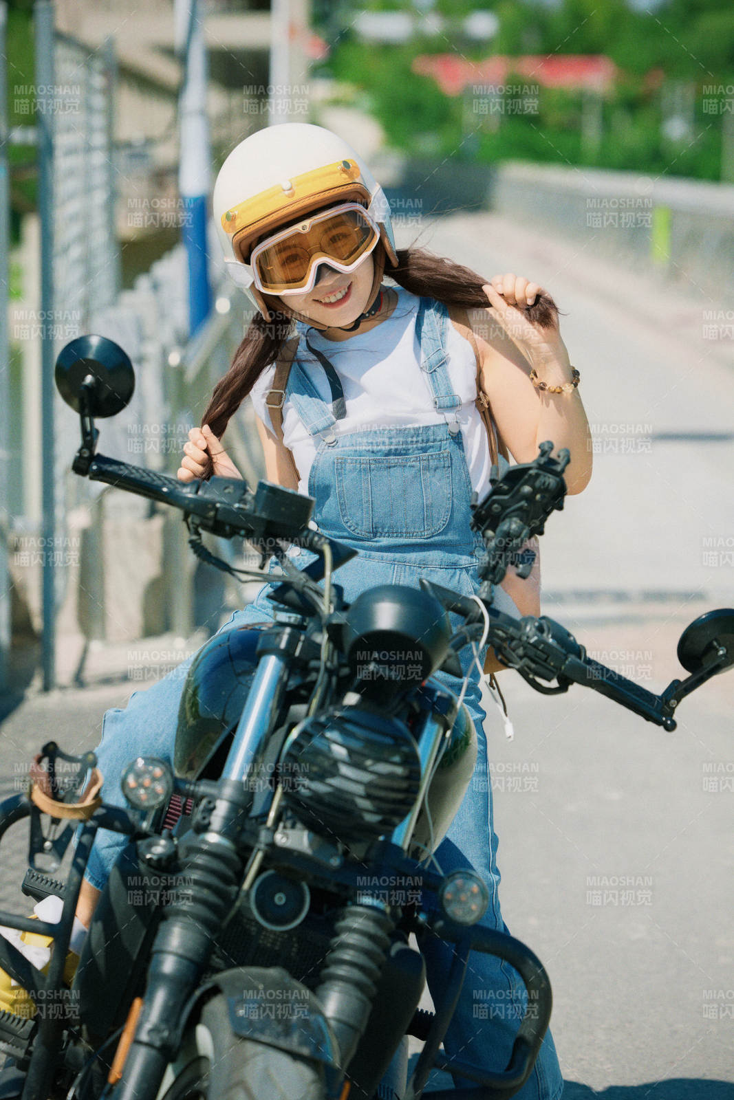 户外骑在复古摩托车上的亚洲美女图片