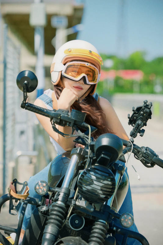 户外骑在复古摩托车上的亚洲美女图片