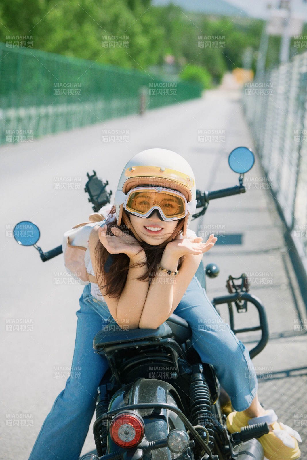 户外骑在复古摩托车上的亚洲美女图片