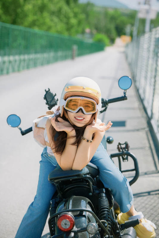 户外骑在复古摩托车上的亚洲美女图片