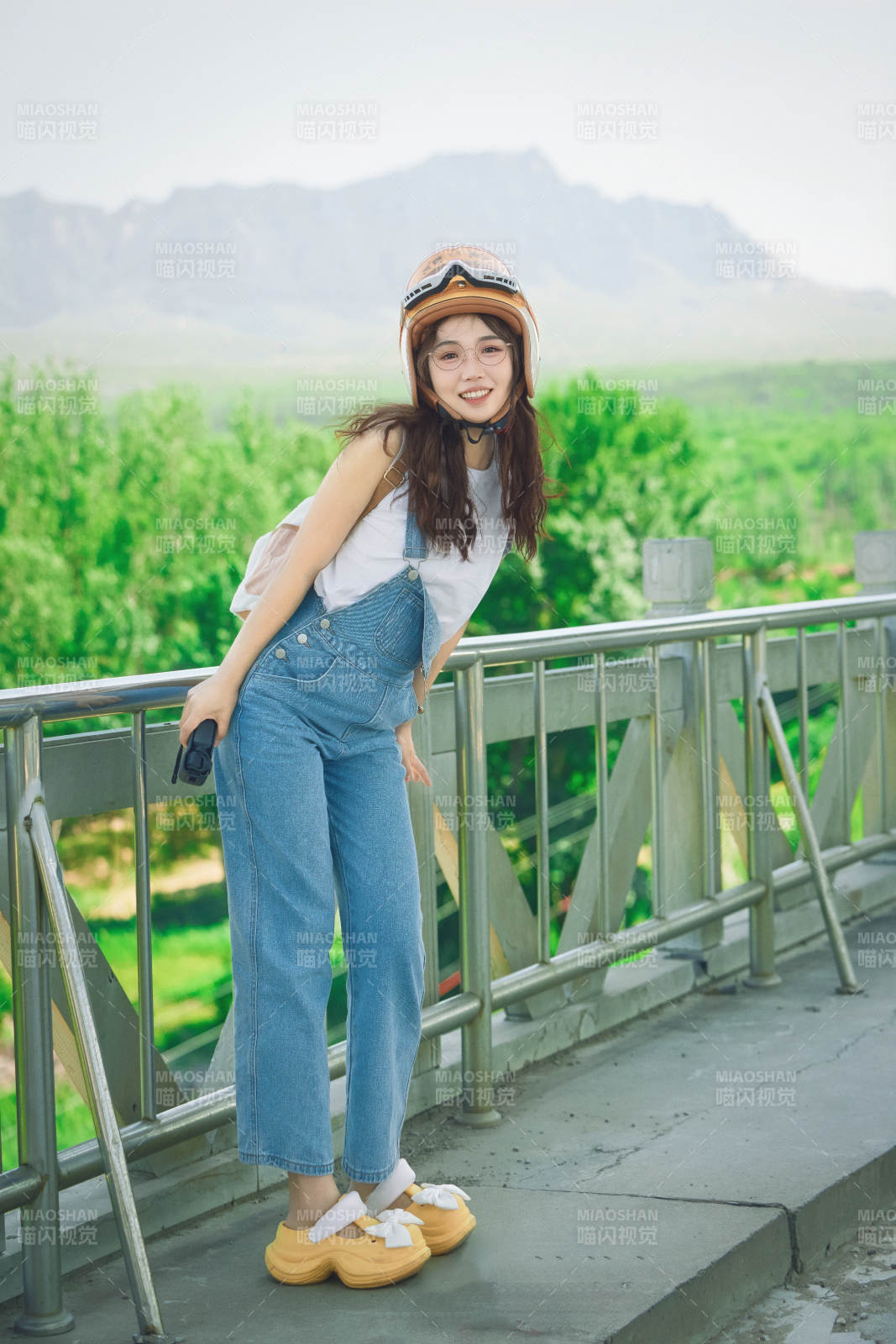 穿着骑行服饰佩戴头盔游玩的东方美女图片