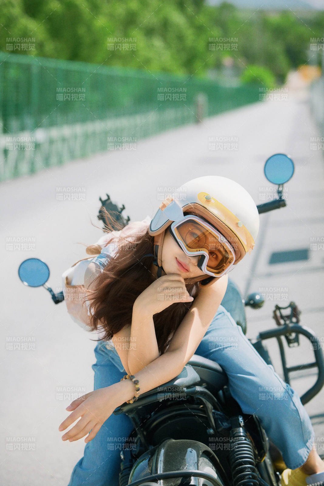 户外骑在复古摩托车上的亚洲美女图片