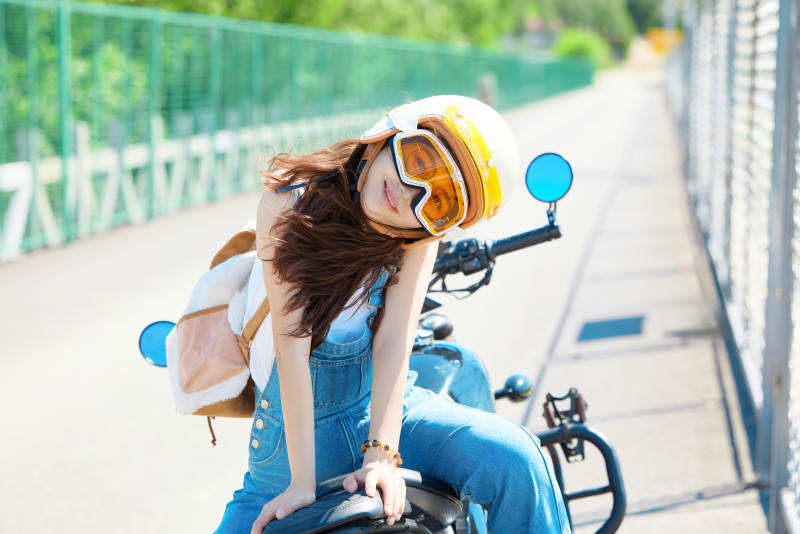 户外骑在复古摩托车上的亚洲美女图片