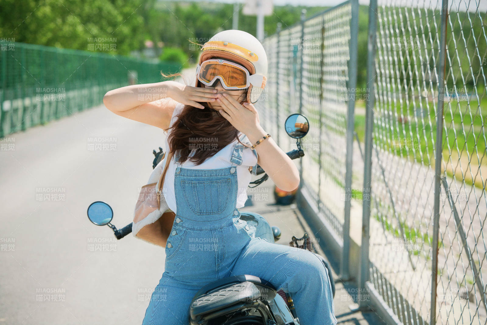 户外骑在复古摩托车上的亚洲美女图片