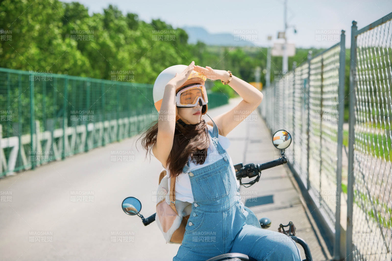 户外骑在复古摩托车上的亚洲美女图片