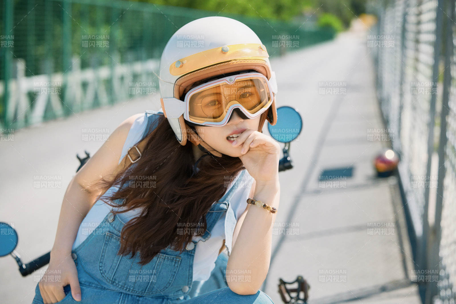 户外骑在复古摩托车上的亚洲美女图片