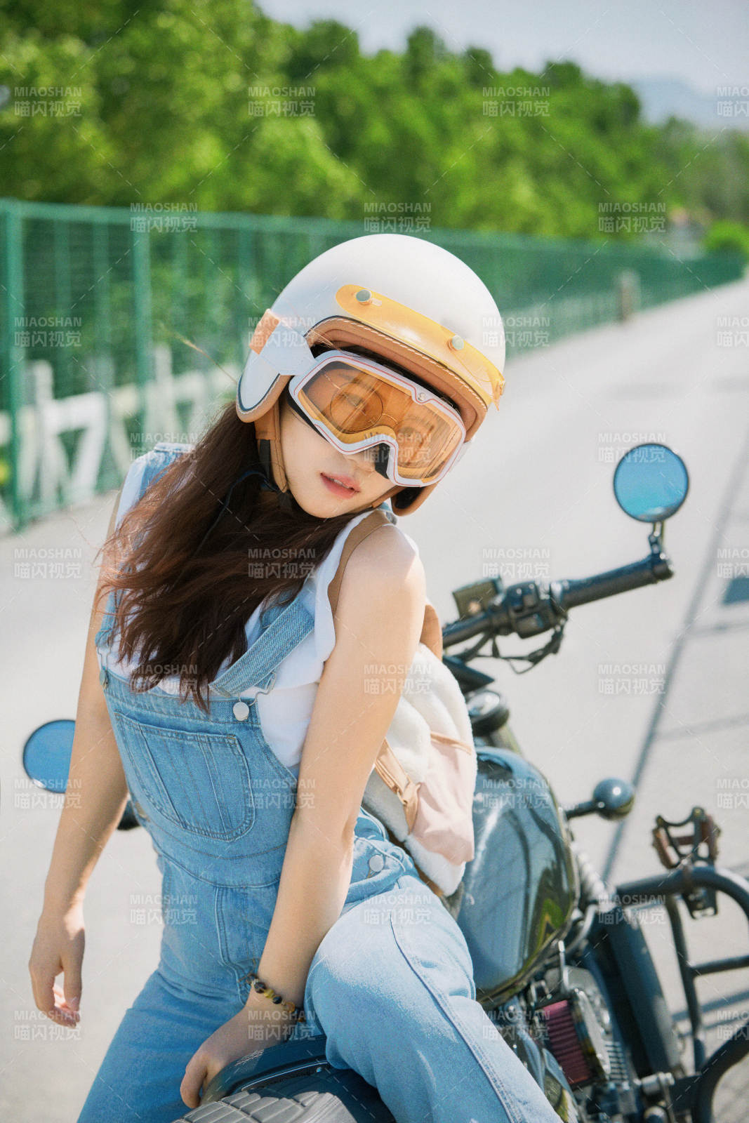 户外骑在复古摩托车上的亚洲美女图片