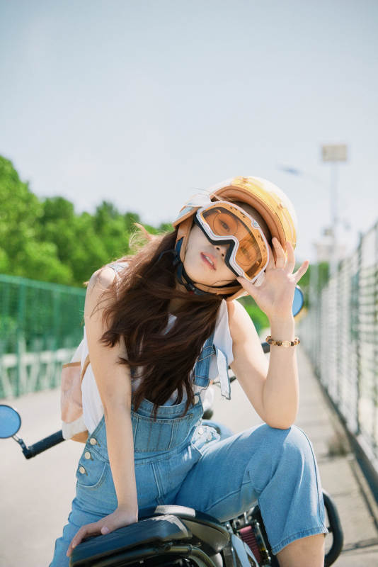 户外骑在复古摩托车上的亚洲美女图片