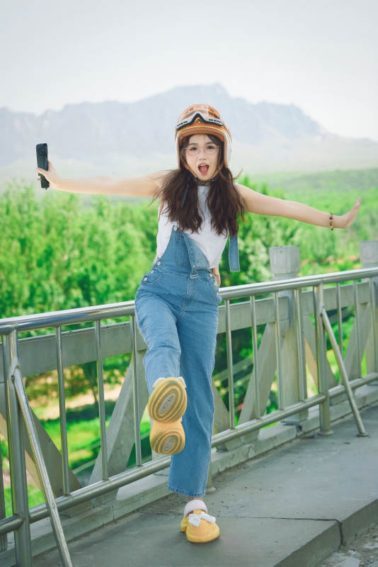 穿着骑行服饰佩戴头盔游玩的东方美女图片