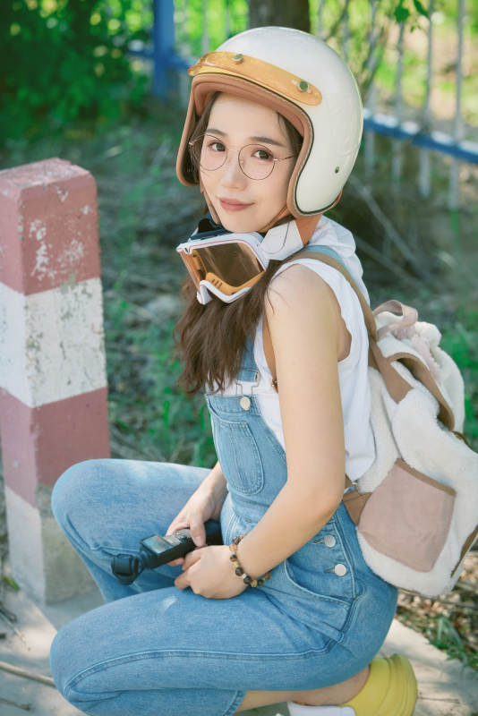 穿着骑行服饰佩戴头盔游玩的东方美女图片