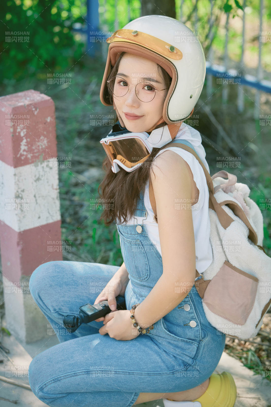 穿着骑行服饰佩戴头盔游玩的东方美女图片