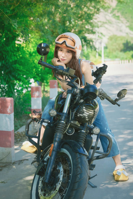 户外骑在复古摩托车上的亚洲美女图片