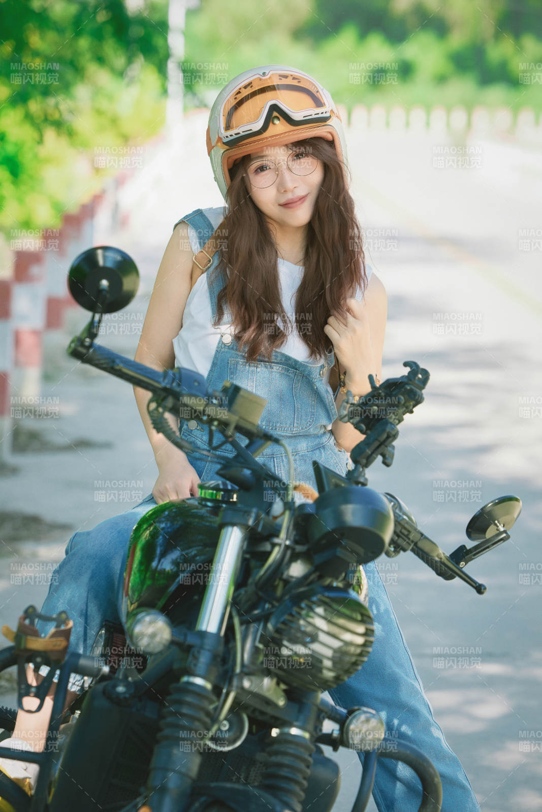 户外骑在复古摩托车上的亚洲美女图片