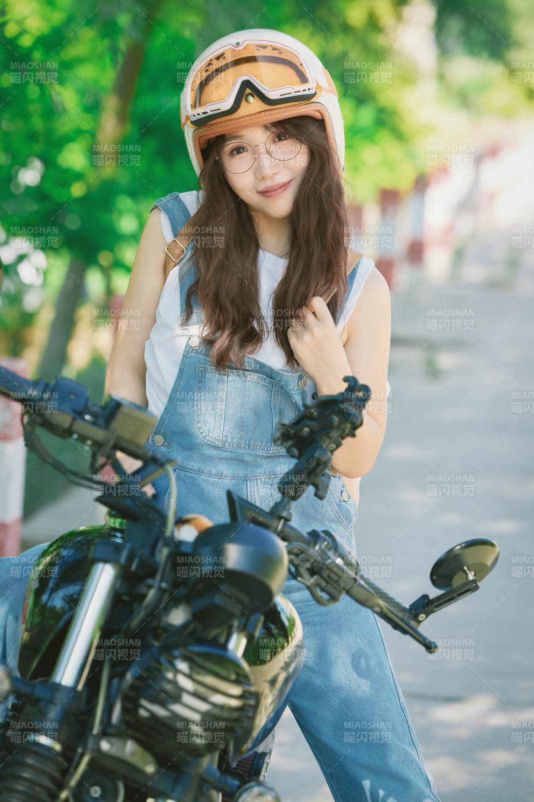 户外骑在复古摩托车上的亚洲美女图片