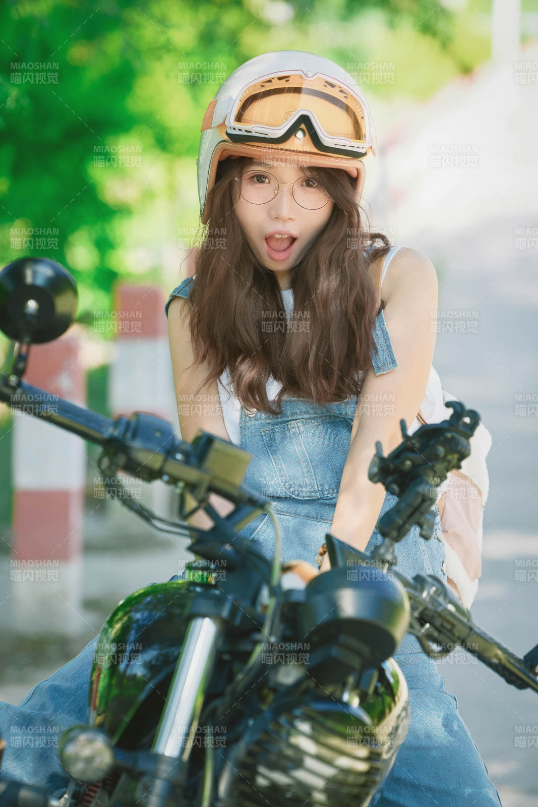 户外骑在复古摩托车上的亚洲美女图片