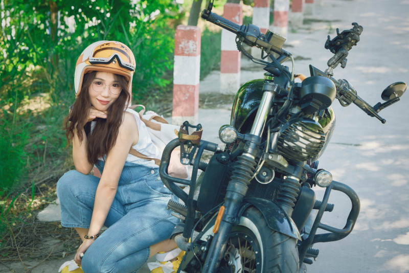 户外骑在复古摩托车上的亚洲美女图片
